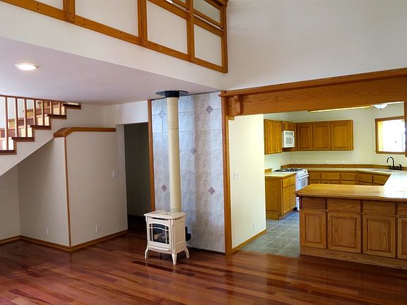 2nd image of 215 Lakeview Dr