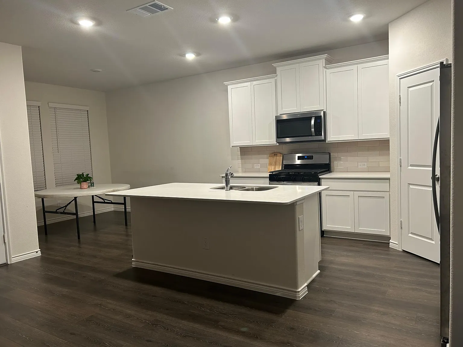 3 bed, 1620 sqft, $2,180 — Photo 3