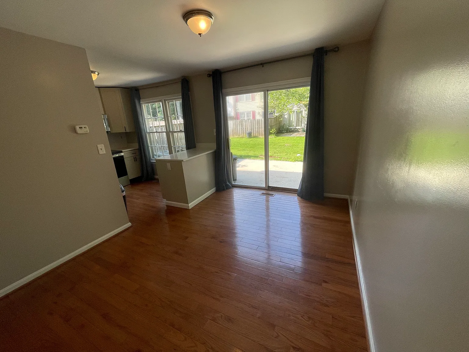 4 bed, 2.5 bath, 1280 sqft, $3,000 — Photo 4