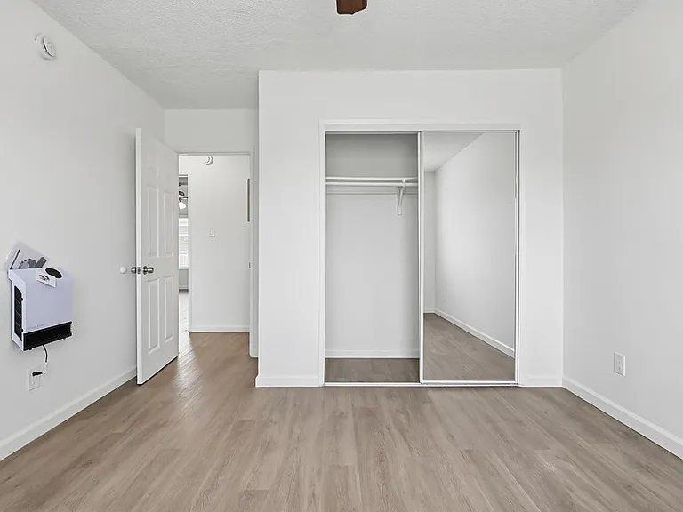 Pet Friendly Apartment Complex in South LA - Gated Parking, Laundry In-Units, Manager On-Site — Photo 20