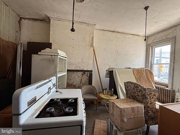 2nd image of 621 Dickinson St