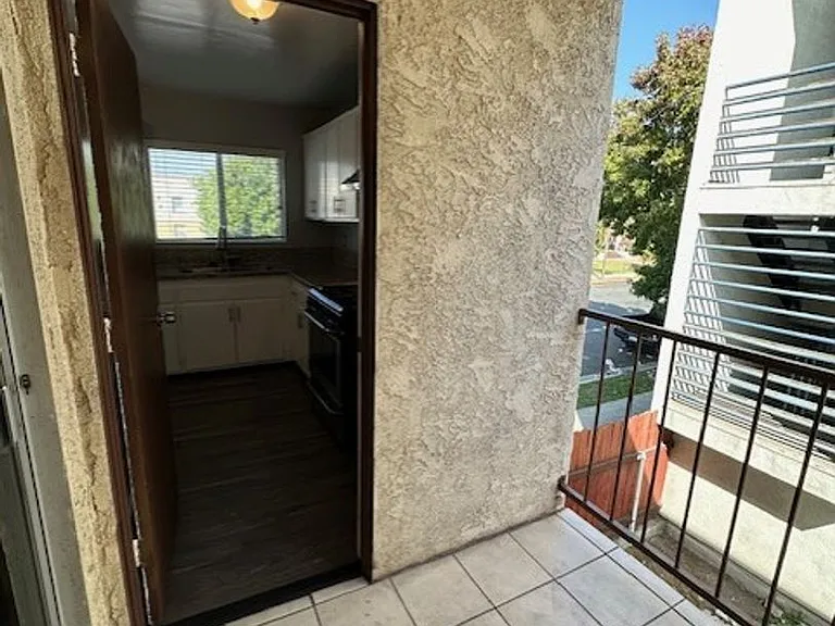 Newly Remodeled Beautiful 1 Bedroom/ 1 Bathroom Apartment! With Parking! — Photo 13