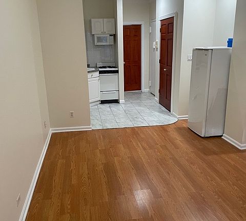 3rd image of 347 E 61st St APT 2RE