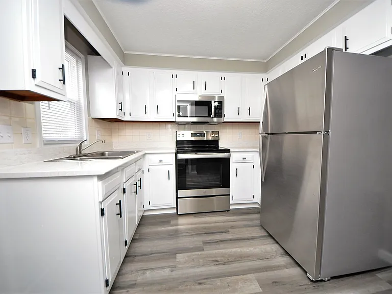 307 Granada Dr — Photo 1