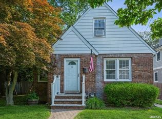 30 Linden St, Malverne, NY 11565