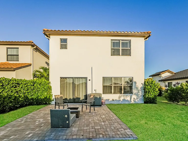 8916 Madrid Cir — Photo 6