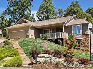119 Fairway Knoll Dr, Hendersonville, NC 28739