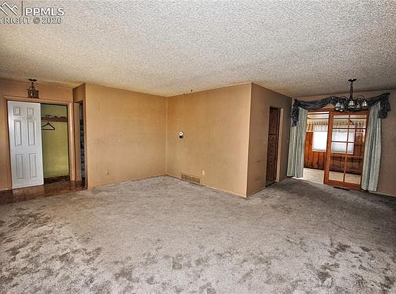 3rd image of 1050 Cree Dr
