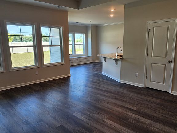 3rd image of 135 Avery Woods Dr
