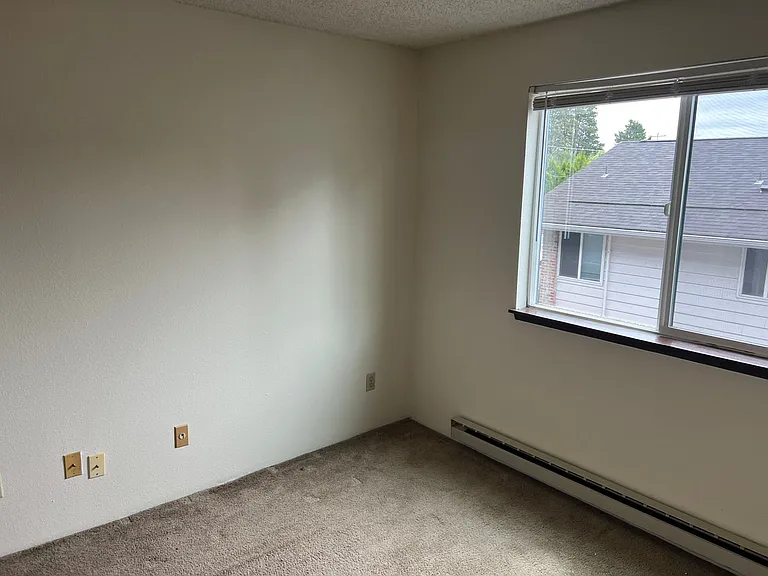 15015 Shoreline Apartments — Photo 24
