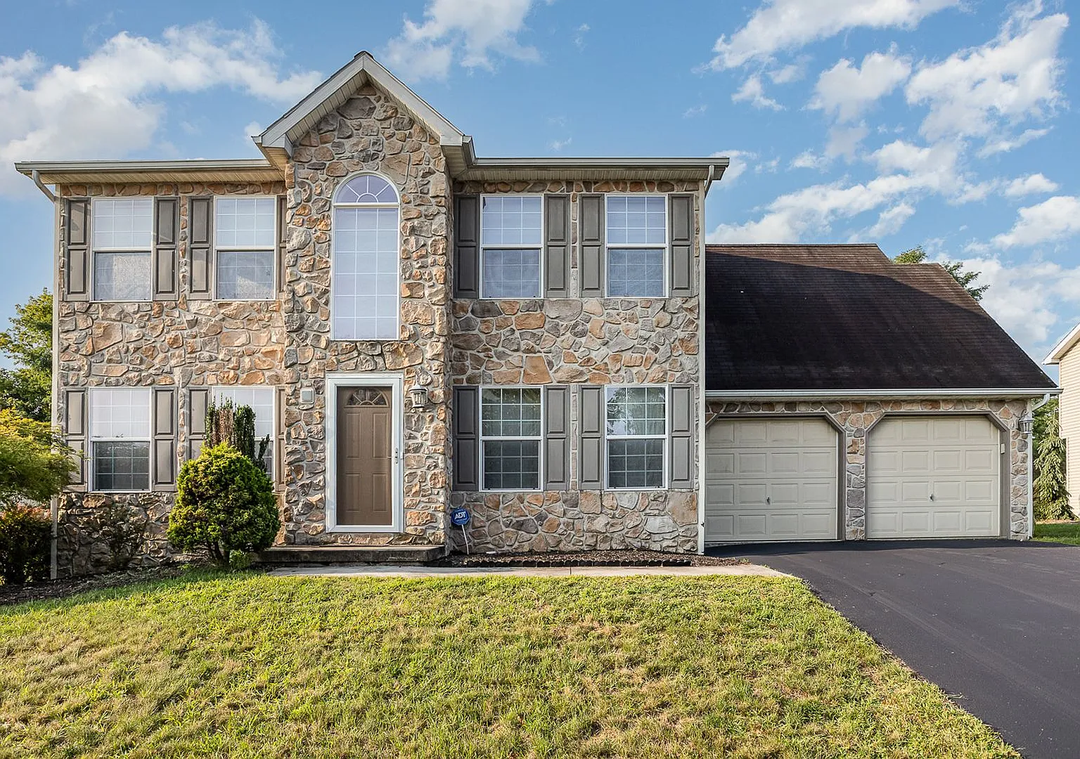 Welcome to this charming 4 bedroom, 2.5 bathroom home located in Harrisburg, PA/Susquehanna Schoo... — Photo 2