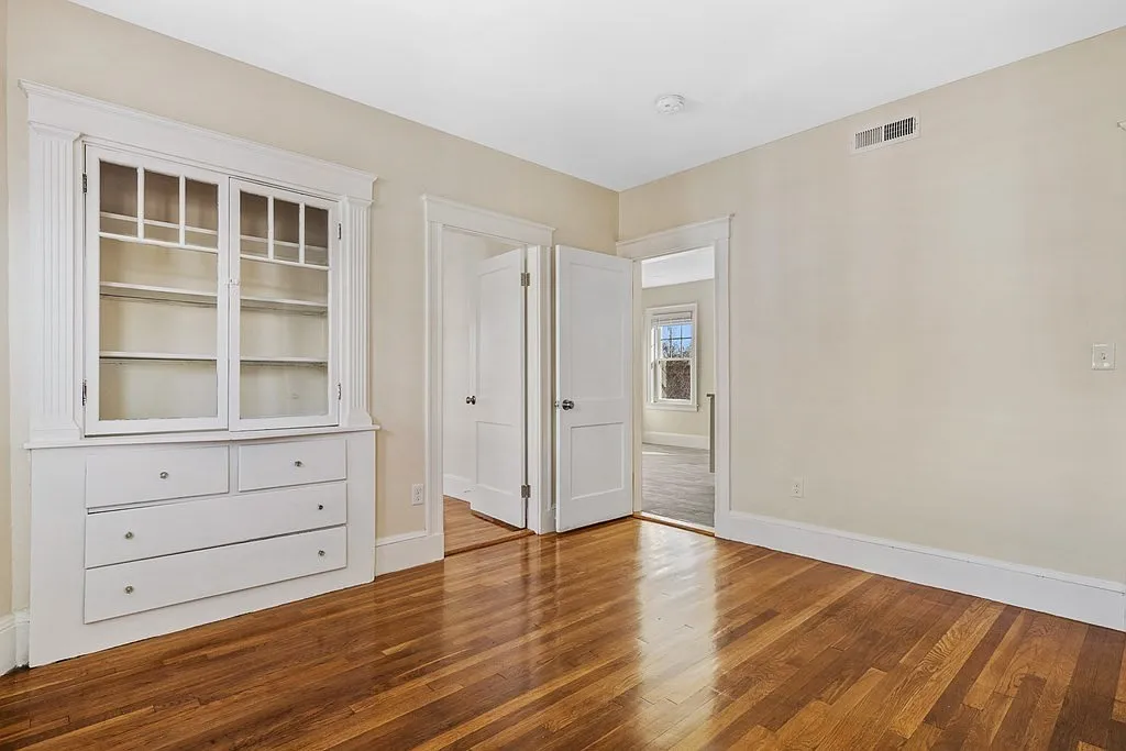 3 bed, 1000 sqft, $3,500 — Photo 2