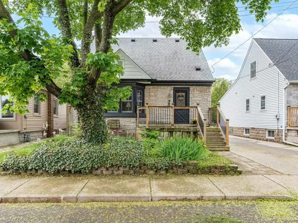 384 Thayer Ave, Hamilton, ON L9A 1J9