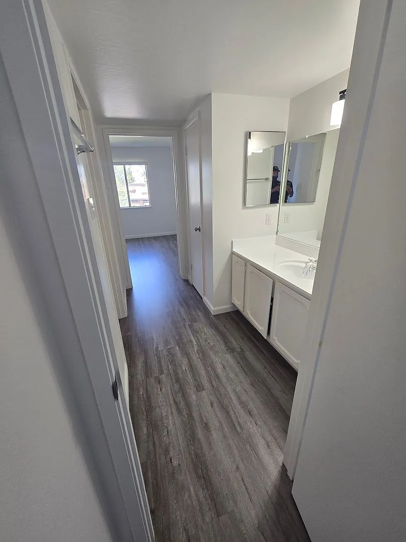 1501 Chapin Av. — Photo 4