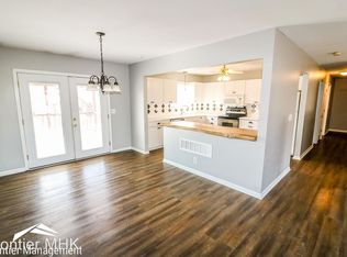 805 Davis Dr, Manhattan, KS 66502