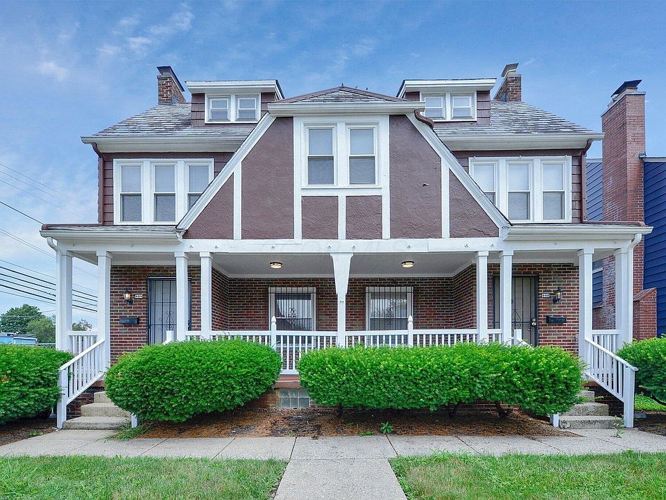 Front of Duplex, 900 is the unit on the right