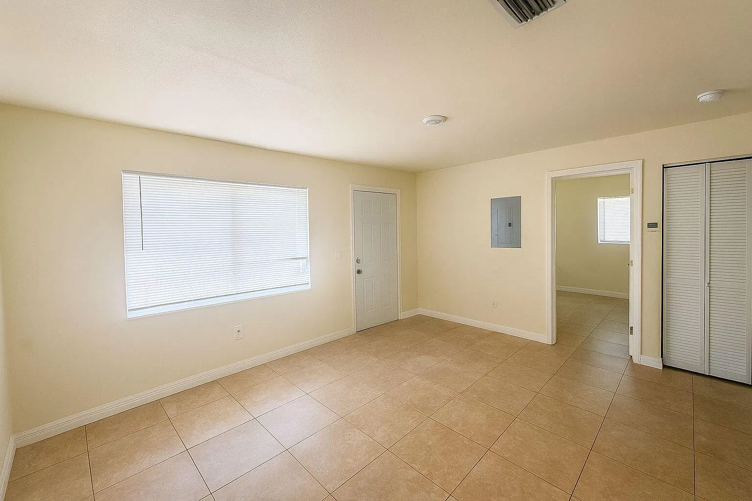 2 bed, 1.0 bath, 672 sqft, $1,600 — Photo 2