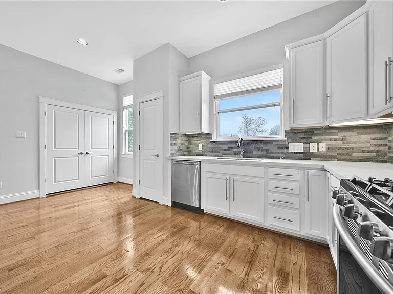 626 E 28th St — Photo 9