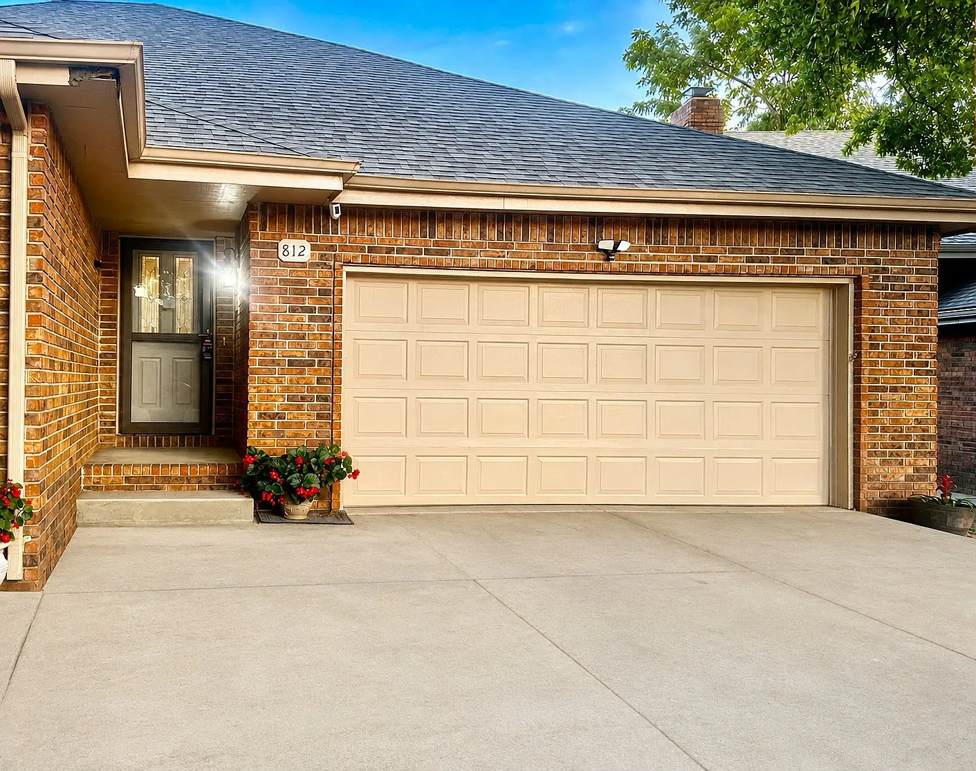 Furnished - All Utilities Paid! Large 3/4 Bed|3 Bath, Bonus Kitchenette/Plus Office- flexible Lease — Photo 2
