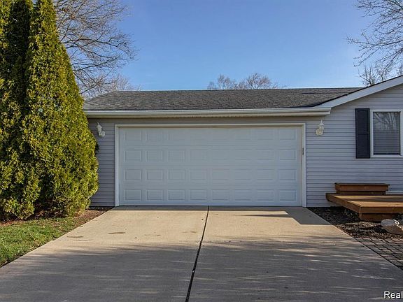 3rd image of 4680 Woodhull Dr