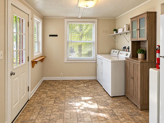 4th image of 219 E Callender St