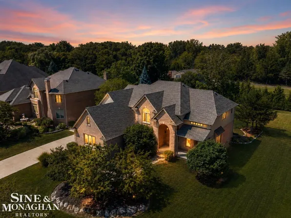 94 Ingram Dr, Troy, MI 48098
