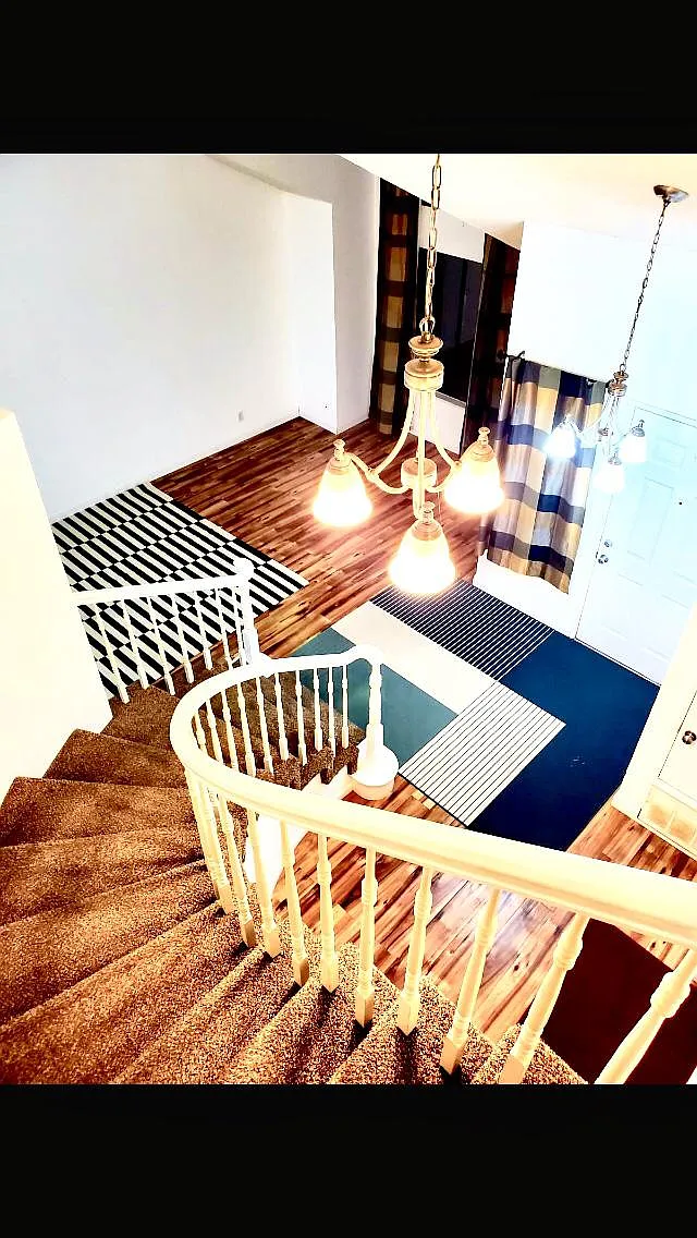 4752 Grandview Dr — Photo 2