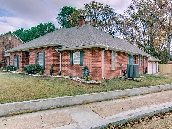 2nd image of 3520 Woodridge Dr