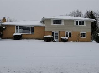 80 W Maplemere Rd, Williamsville, NY 14221