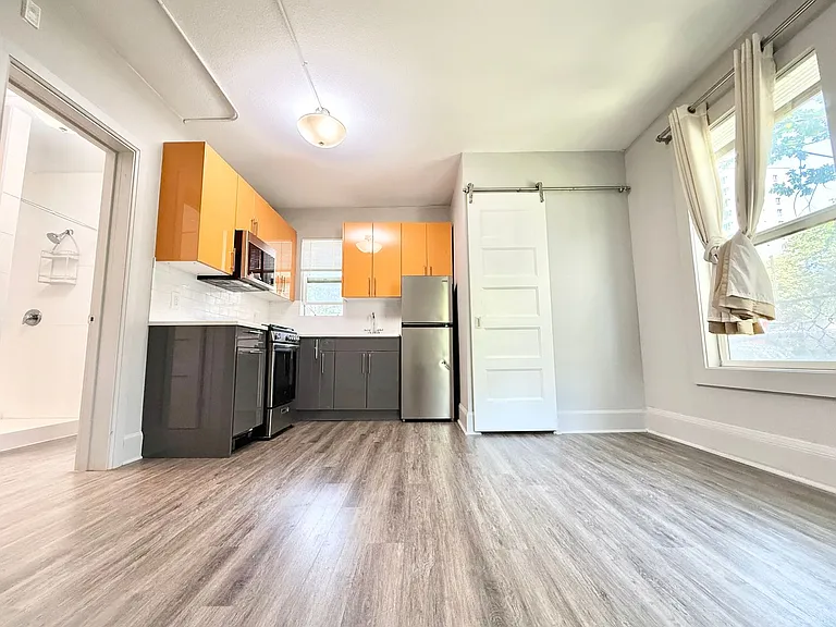 814 Columbia St — Photo 4