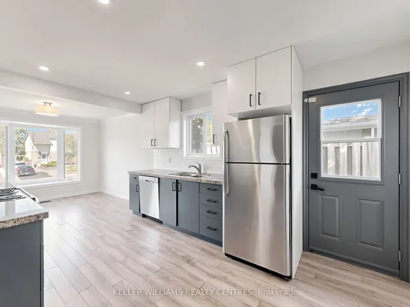 807 Greenfield Cres, Newmarket, ON L3Y 3B2