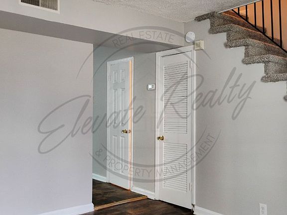 3rd image of 2437 Woodale Ln