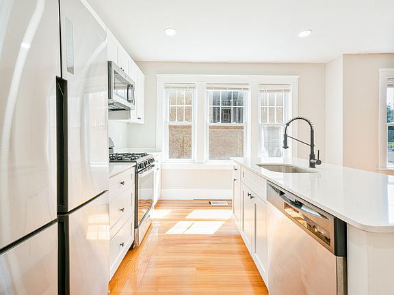 5th image of 103 Tyndall Ave #1