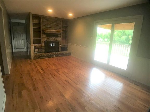 4th image of 904 Twin Lakes Dr