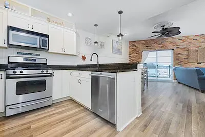 3 bed, 1300 sqft, $2,300 — Photo 2