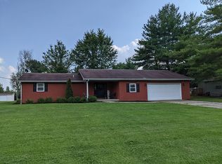 4416 Country Lake Dr, Charleston, IL 61920