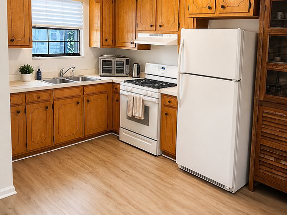3rd image of 4752 Wright Ave
