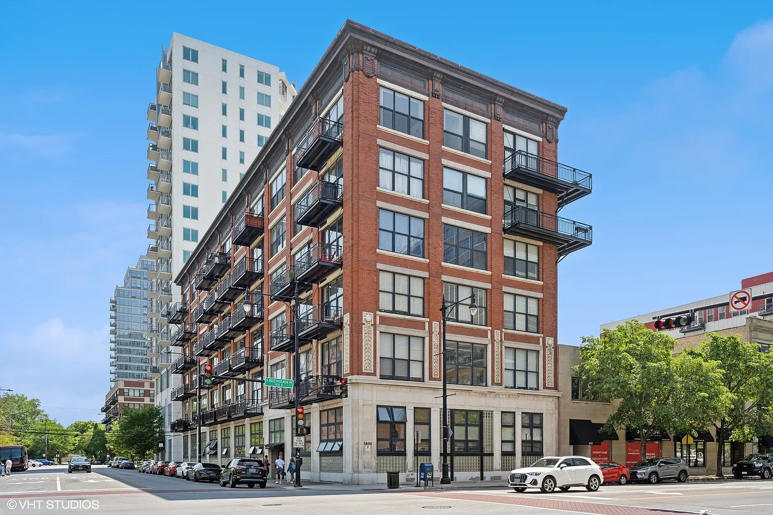 1601 S Michigan Ave APT 401 photo 1