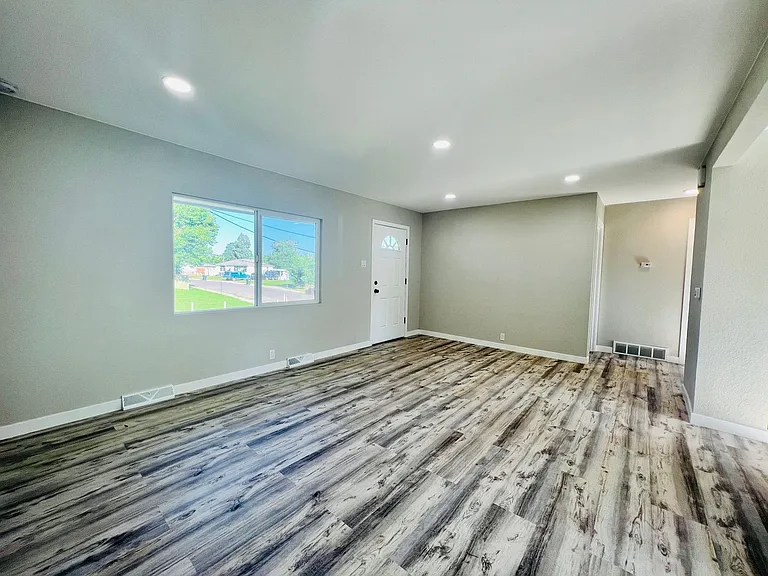 702 S Wolcott Ct — Photo 4