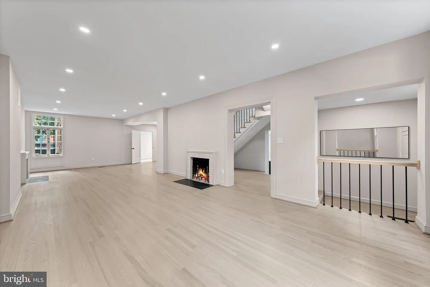 7 bed, 6777 sqft, $14,000 — Photo 3
