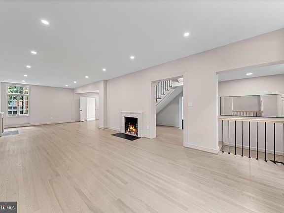 3rd image of 1525 35th St NW