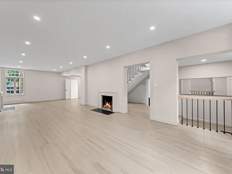 1525 35th St NW — Photo 3