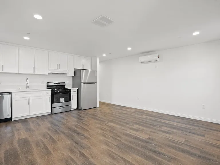 11560 Archwood St — Photo 5