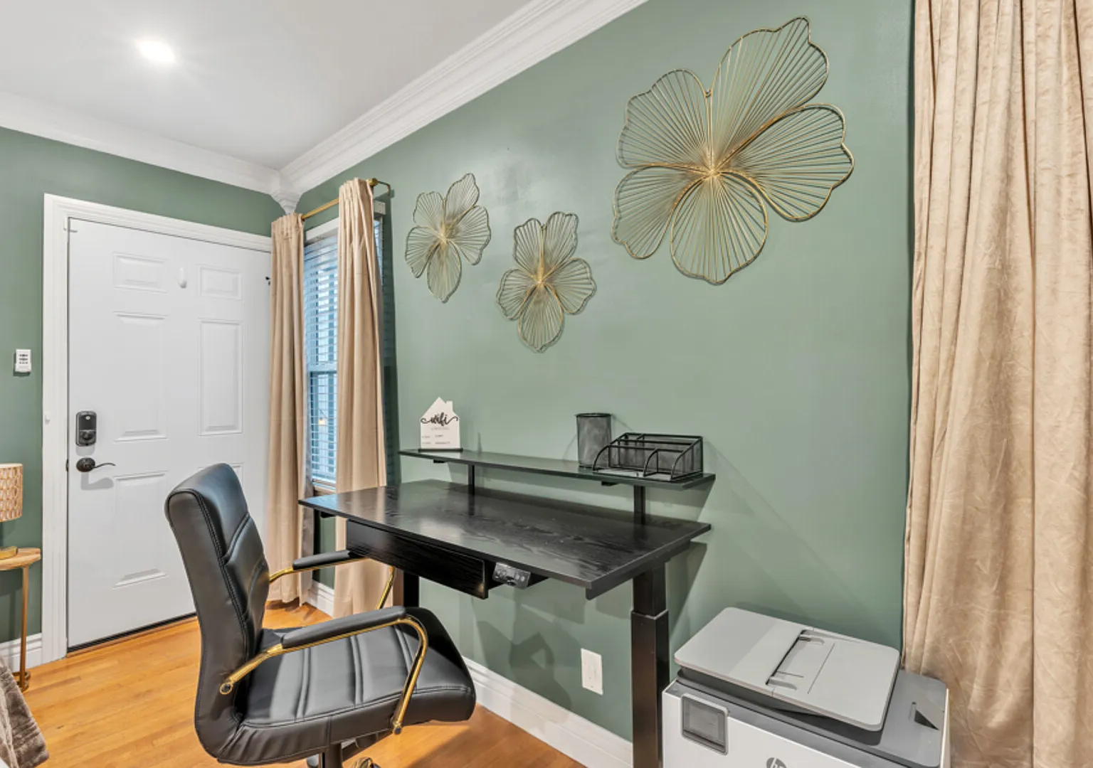 Elegant 3BR Furnished Home in Los Angeles Private Yard, Sleeps 8 — Photo 3