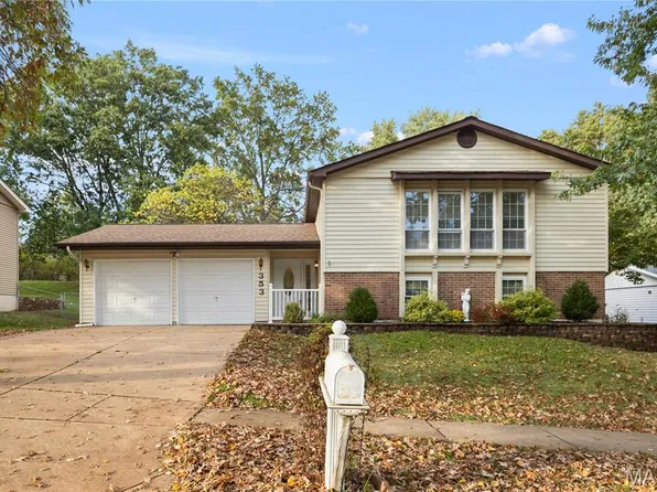 353 Bellestri Dr, Ballwin, MO 63021