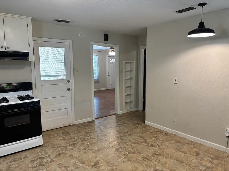 610 W Bullock St — Photo 4
