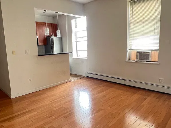 1050 44th Dr APT 5, Long Island City, NY 11101