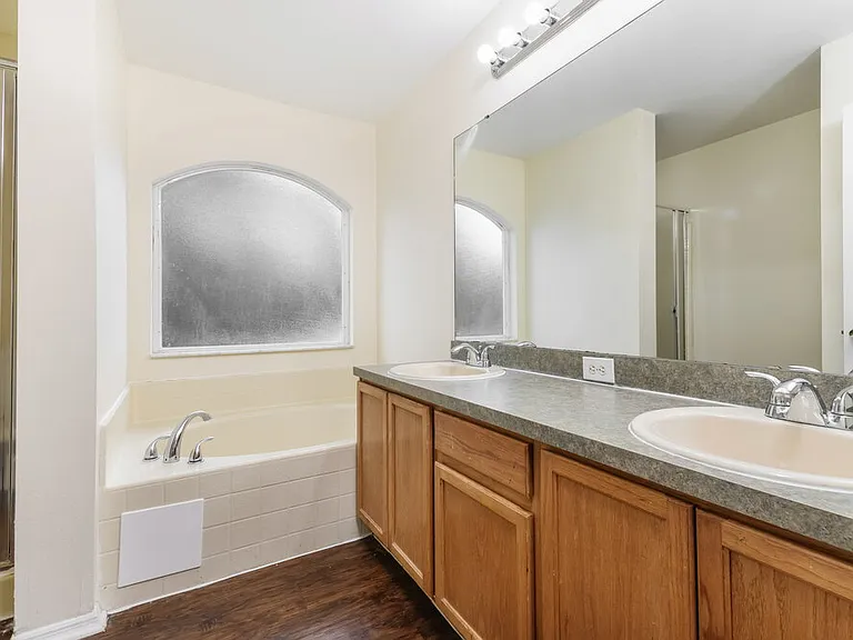1231 Heather Lake Dr — Photo 12