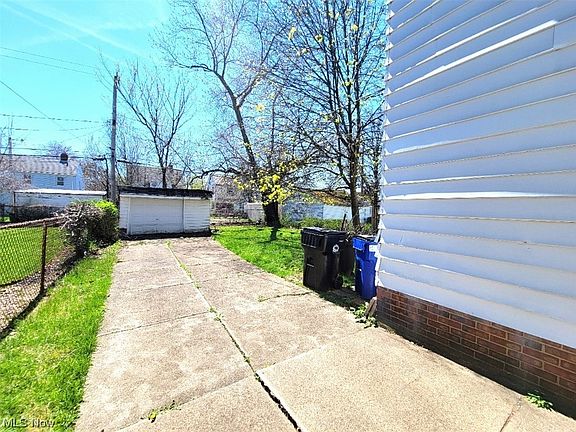 3rd image of 16908 Glendale Ave