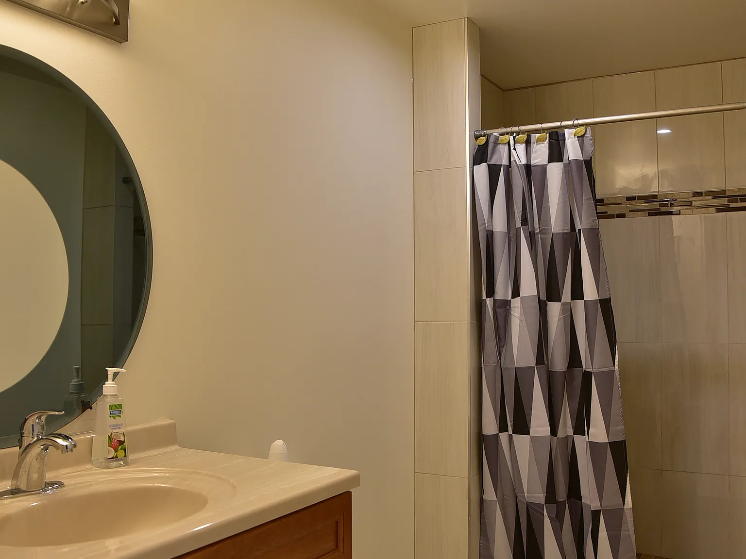 4 bed, 1200 sqft, $3,200 — Photo 2